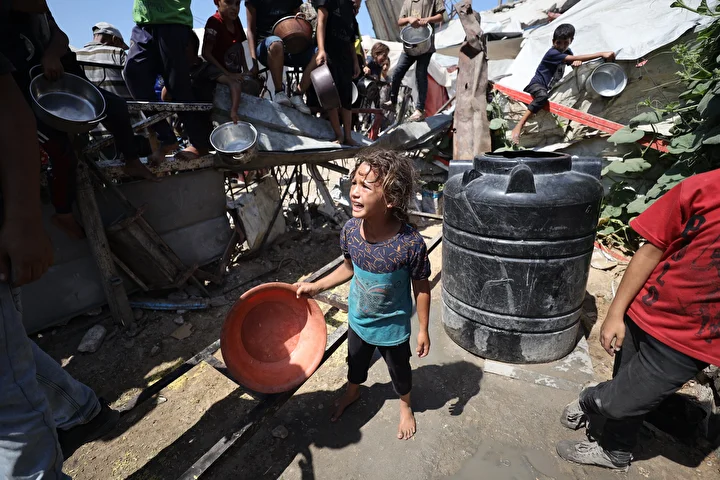 israilin acliga mahkum ettigi gazzede filistinlilere yemek dagitildi 33 ABhVYrsS