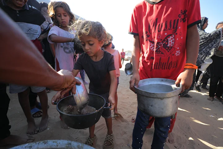 İsrail'in açlığa mahkum ettiği Gazze'de Filistinlilere yemek dağıtıldı 5 israilin acliga mahkum ettigi gazzede filistinlilere yemek dagitildi 4 Uw64UnSO