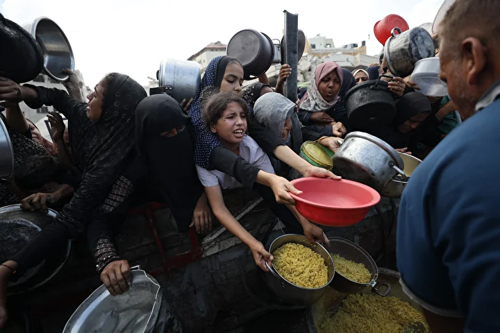 israilin acliga mahkum ettigi gazzede filistinlilere yemek dagitildi 4 fMSXMNOZ