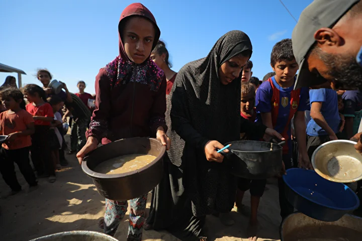 İsrail'in açlığa mahkum ettiği Gazze'de Filistinlilere yemek dağıtıldı 7 israilin acliga mahkum ettigi gazzede filistinlilere yemek dagitildi 6 YSpWuT36