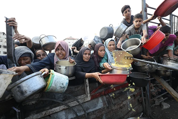 israilin acliga mahkum ettigi gazzede filistinlilere yemek dagitildi 7 vVbUp8mP