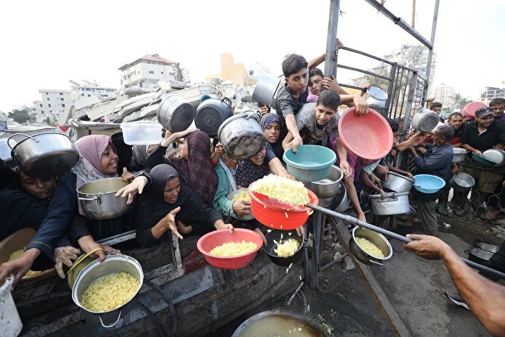 israilin acliga mahkum ettigi gazzede filistinlilere yemek dagitildi 8 3zMhBYwg