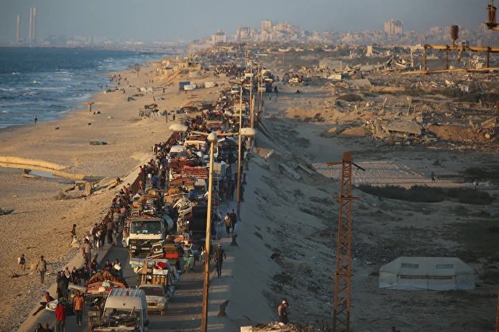 israilin hucumlarindan kacan filistinlilerin kuzeyden guneye gocu devam ediyor 18 TNEYYmI2