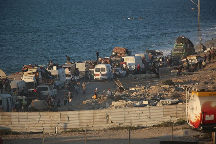 israilin hucumlarindan kacan filistinlilerin kuzeyden guneye gocu devam ediyor 25 FbjECkOB
