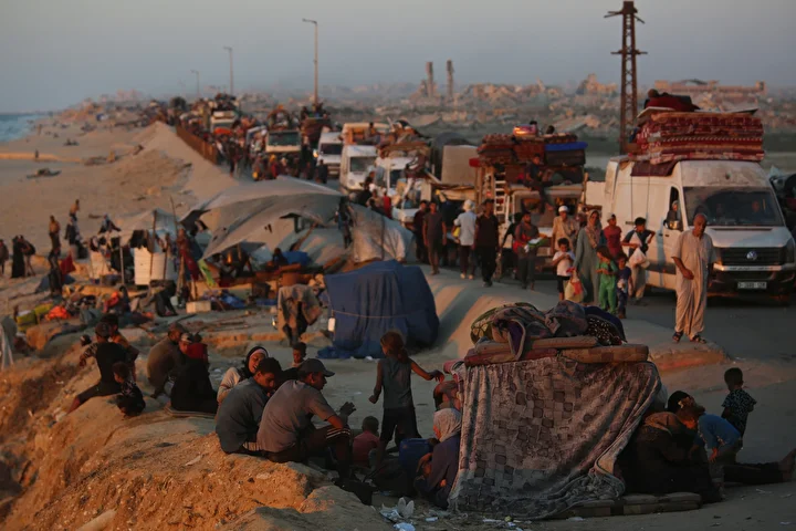 israilin hucumlarindan kacan filistinlilerin kuzeyden guneye gocu devam ediyor 9 XBMm4ld7