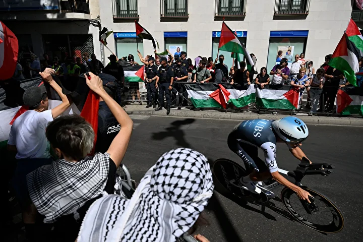 israilli bisikletcilerin ispanyadaki guc anlari la vueltada protesto edildiler 0 3r8E3YDM
