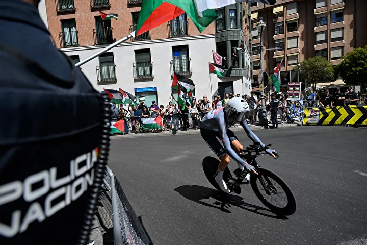 israilli bisikletcilerin ispanyadaki guc anlari la vueltada protesto edildiler 1 lI4wrtKV
