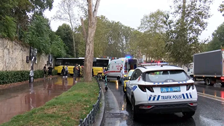 istanbulda sabah saatlerinde iki iett kazasi meydana geldi yagisli havada kaydilar 0 68PLYRyS