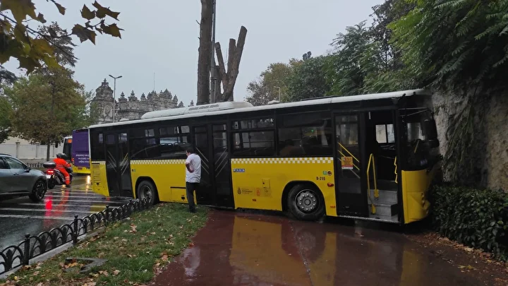 istanbulda sabah saatlerinde iki iett kazasi meydana geldi yagisli havada kaydilar 1 6h6vvLJM