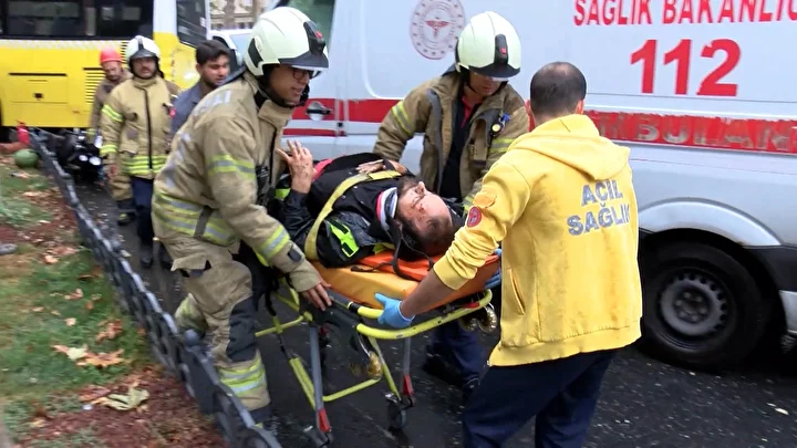 istanbulda sabah saatlerinde iki iett kazasi meydana geldi yagisli havada kaydilar 2 A3fwaRfF