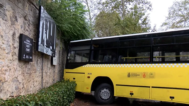 istanbulda sabah saatlerinde iki iett kazasi meydana geldi yagisli havada kaydilar 3 yPyXWl22