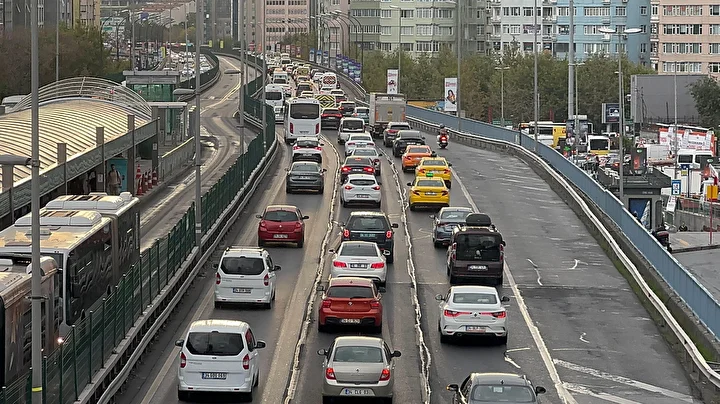 istanbulda yeni egitim ogretim yilinin birinci gununde trafik yogunlugu olustu 0 jsHsuDYp