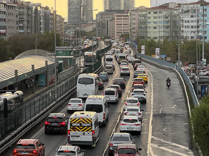 istanbulda yeni egitim ogretim yilinin birinci gununde trafik yogunlugu olustu 1