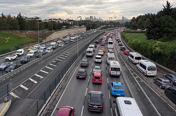 istanbulda yeni egitim ogretim yilinin birinci gununde trafik yogunlugu olustu 2 gzP4l53R