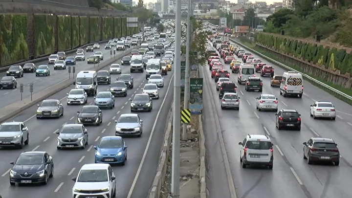 istanbulda yeni egitim ogretim yilinin birinci gununde trafik yogunlugu olustu 4 ynQfPPbV