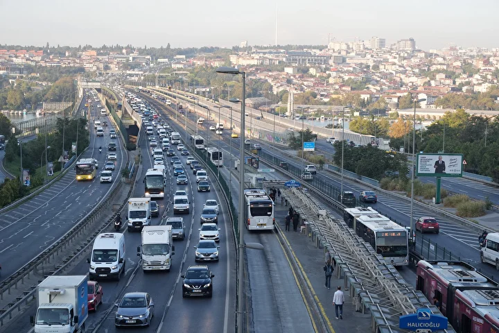 İstanbul'da yeni eğitim öğretim yılının ikinci gününde trafik yoğunluğu oluştu 1 istanbulda yeni egitim ogretim yilinin ikinci gununde trafik yogunlugu olustu 0 LVKASfaQ
