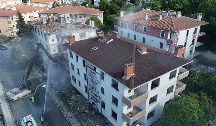 istanbulda yuksek riskli oldugu tespit edilen 3 bina yikildi 0 wkIMti1C