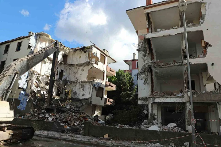 istanbulda yuksek riskli oldugu tespit edilen 3 bina yikildi 5 POrDMwsN
