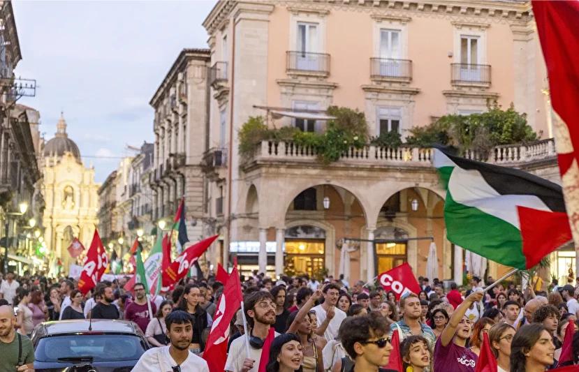 italyada binler gazze ve global sumud filosuna dayanak icin yurudu 0 zsCZ6Tj1