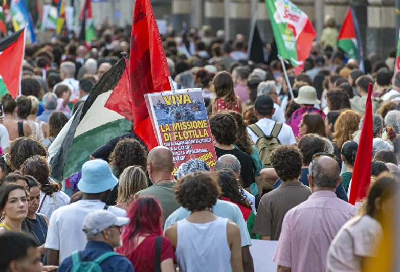 italyada binler gazze ve global sumud filosuna dayanak icin yurudu 2 BzYlyB6H