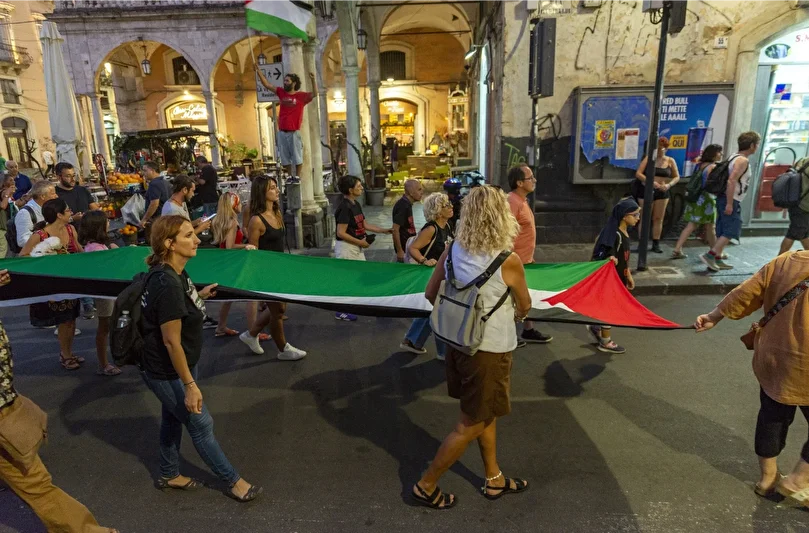 italyada binler gazze ve global sumud filosuna dayanak icin yurudu 6 8tInTP6q