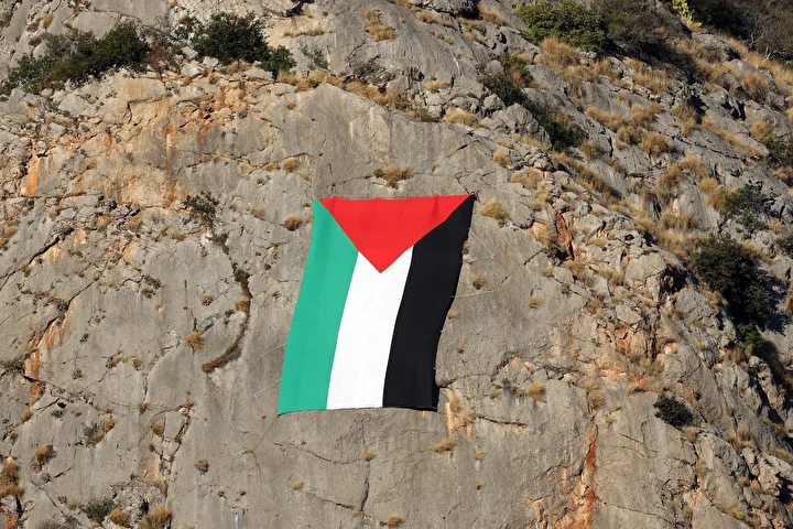 İtalya'nın Palermo kentindeki Pellegrino Doruğu'na Filistin bayrağı asıldı 2 italyanin palermo kentindeki pellegrino doruguna filistin bayragi asildi 1
