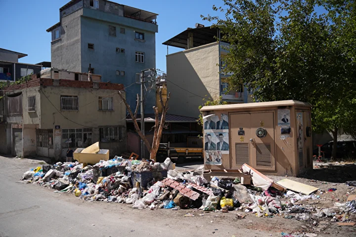 izmir bucada toplanmayan copler reaksiyona neden oluyor belediye vergisini aliyor lakin hizmet ortada yok