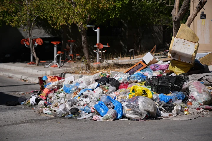 izmir bucada toplanmayan copler reaksiyona neden oluyor belediye vergisini aliyor lakin hizmet ortada yok DhJVKW76