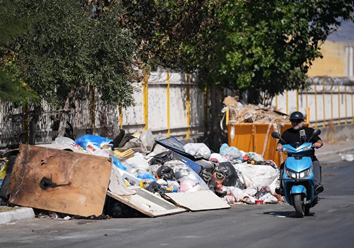 izmir bucada toplanmayan copler reaksiyona neden oluyor belediye vergisini aliyor lakin hizmet ortada yok Jreesp4C