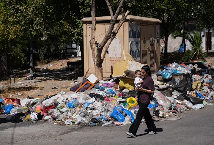 izmir bucada toplanmayan copler reaksiyona neden oluyor belediye vergisini aliyor lakin hizmet ortada yok
