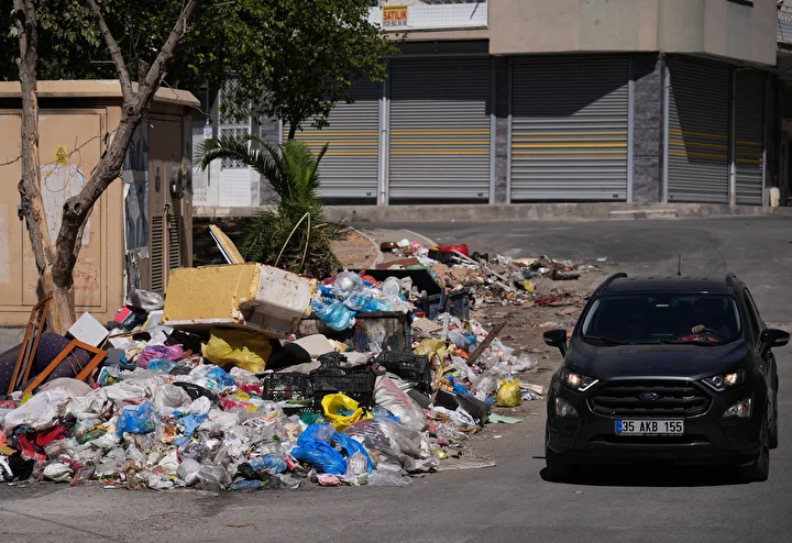 izmir bucada toplanmayan copler reaksiyona neden oluyor belediye vergisini aliyor lakin hizmet ortada yok r8taqPZC