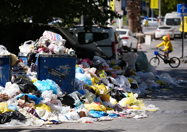 izmir bucada toplanmayan copler reaksiyona neden oluyor belediye vergisini aliyor lakin hizmet ortada yok