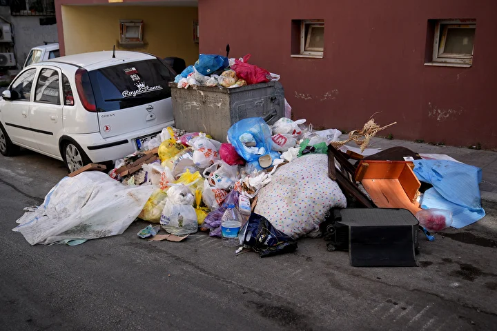 İzmir halkı çöpten ve makûs kokudan yürüyemedikleri sokaklar için isyan etti: 'Biz bunu hak etmiyoruz işinizi düzgün yapın' 5 izmir halki copten ve mak s kokudan yuruyemedikleri sokaklar icin isyan etti biz bunu hak 343sAPYN