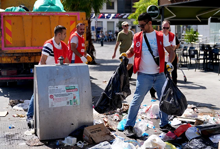 İzmir halkı çöpten ve makûs kokudan yürüyemedikleri sokaklar için isyan etti: 'Biz bunu hak etmiyoruz işinizi düzgün yapın' 1 izmir halki copten ve mak s kokudan yuruyemedikleri sokaklar icin isyan etti biz bunu hak B1Pn7MLt