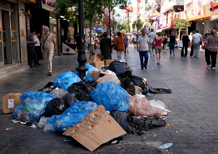 İzmir halkı çöpten ve makûs kokudan yürüyemedikleri sokaklar için isyan etti: 'Biz bunu hak etmiyoruz işinizi düzgün yapın' 4 izmir halki copten ve mak s kokudan yuruyemedikleri sokaklar icin isyan etti biz bunu hak QCp63Bef