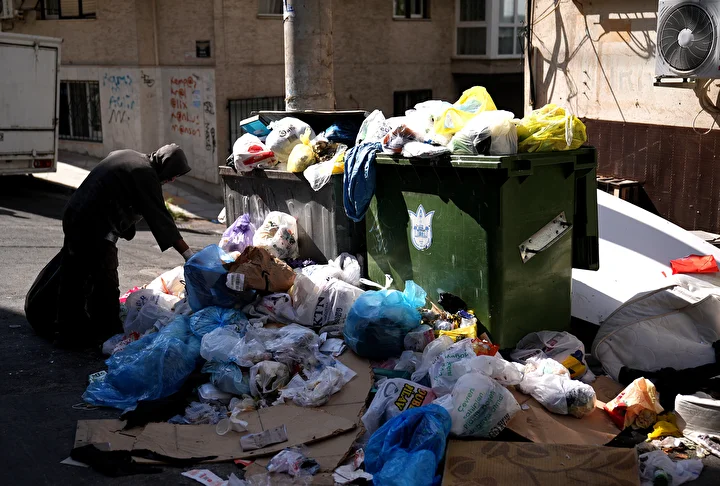 İzmir halkı çöpten ve makûs kokudan yürüyemedikleri sokaklar için isyan etti: 'Biz bunu hak etmiyoruz işinizi düzgün yapın' 6 izmir halki copten ve mak s kokudan yuruyemedikleri sokaklar icin isyan etti biz bunu hak cc3uYPi7