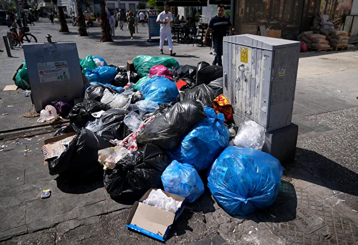 İzmir halkı çöpten ve makûs kokudan yürüyemedikleri sokaklar için isyan etti: 'Biz bunu hak etmiyoruz işinizi düzgün yapın' 3 izmir halki copten ve mak s kokudan yuruyemedikleri sokaklar icin isyan etti biz bunu hak