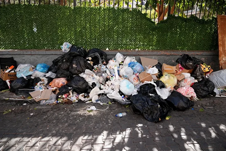 İzmir Karşıyaka'da çöp dağları oluştu, vatandaşlar makûs kokuya reaksiyon gösterdi: İzmir'i fareler bastı, yapamıyorsanız çekin gidin 14 izmir karsiyakada cop daglari olustu vatandaslar mak s kokuya reaksiyon gosterdi izmiri fareler basti yapamiyorsaniz 265aJeRP