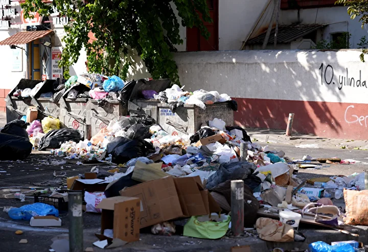 İzmir Karşıyaka'da çöp dağları oluştu, vatandaşlar makûs kokuya reaksiyon gösterdi: İzmir'i fareler bastı, yapamıyorsanız çekin gidin 3 izmir karsiyakada cop daglari olustu vatandaslar mak s kokuya reaksiyon gosterdi izmiri fareler basti yapamiyorsaniz 4nZJiMv5