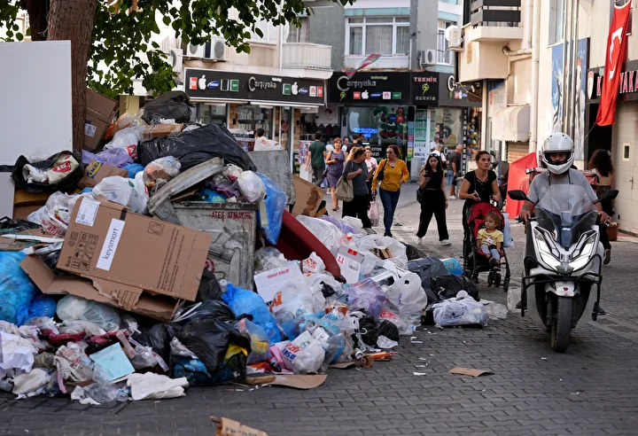 İzmir Karşıyaka'da çöp dağları oluştu, vatandaşlar makûs kokuya reaksiyon gösterdi: İzmir'i fareler bastı, yapamıyorsanız çekin gidin 4 izmir karsiyakada cop daglari olustu vatandaslar mak s kokuya reaksiyon gosterdi izmiri fareler basti yapamiyorsaniz 6fsGtllC