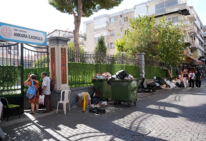 İzmir Karşıyaka'da çöp dağları oluştu, vatandaşlar makûs kokuya reaksiyon gösterdi: İzmir'i fareler bastı, yapamıyorsanız çekin gidin 15 izmir karsiyakada cop daglari olustu vatandaslar mak s kokuya reaksiyon gosterdi izmiri fareler basti yapamiyorsaniz BHMv6Jvj