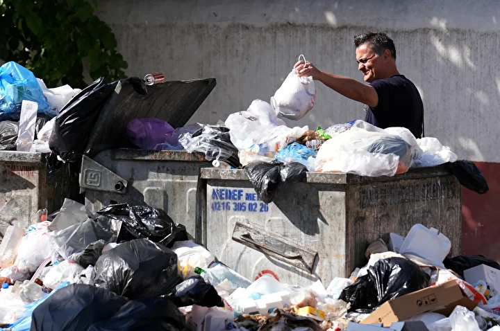 İzmir Karşıyaka'da çöp dağları oluştu, vatandaşlar makûs kokuya reaksiyon gösterdi: İzmir'i fareler bastı, yapamıyorsanız çekin gidin 5 izmir karsiyakada cop daglari olustu vatandaslar mak s kokuya reaksiyon gosterdi izmiri fareler basti yapamiyorsaniz Fdv1t9U9