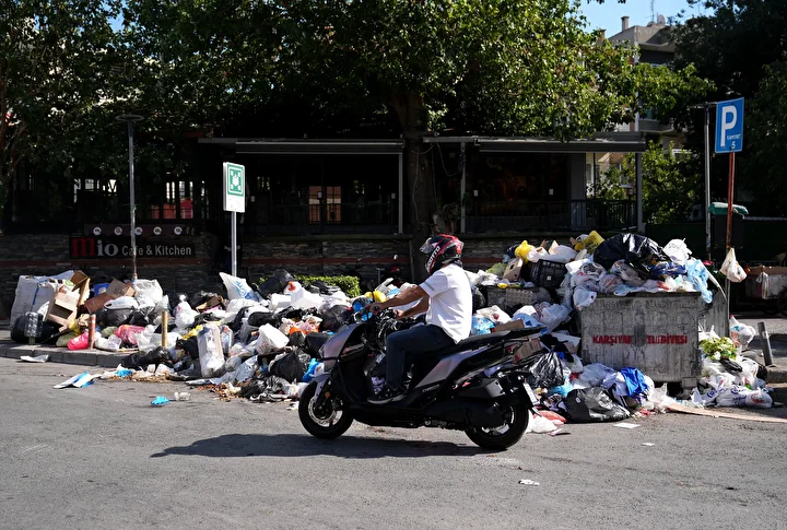 İzmir Karşıyaka'da çöp dağları oluştu, vatandaşlar makûs kokuya reaksiyon gösterdi: İzmir'i fareler bastı, yapamıyorsanız çekin gidin 10 izmir karsiyakada cop daglari olustu vatandaslar mak s kokuya reaksiyon gosterdi izmiri fareler basti yapamiyorsaniz LyUaL9Ks