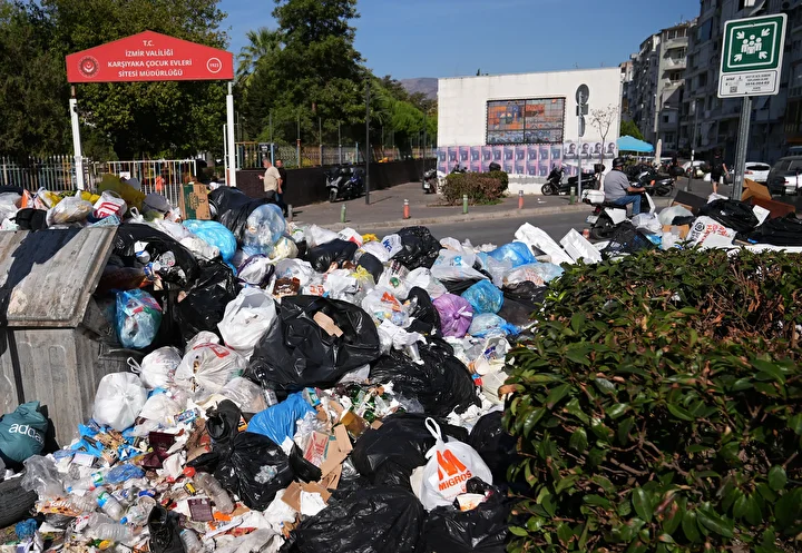 İzmir Karşıyaka'da çöp dağları oluştu, vatandaşlar makûs kokuya reaksiyon gösterdi: İzmir'i fareler bastı, yapamıyorsanız çekin gidin 1 izmir karsiyakada cop daglari olustu vatandaslar mak s kokuya reaksiyon gosterdi izmiri fareler basti yapamiyorsaniz Nj4FPFYQ