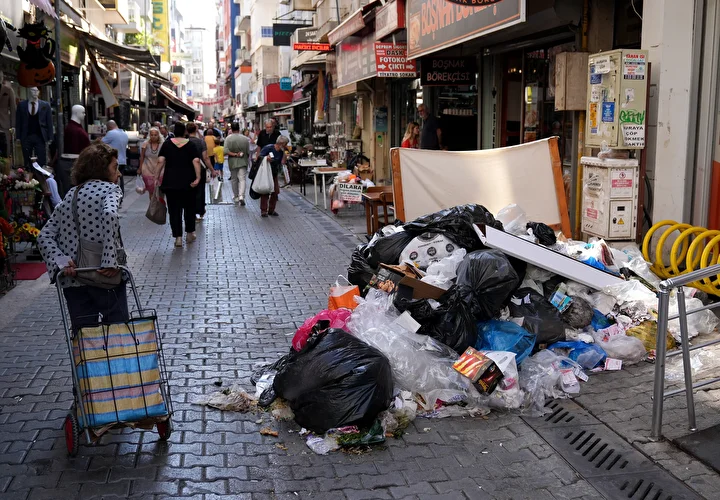 İzmir Karşıyaka'da çöp dağları oluştu, vatandaşlar makûs kokuya reaksiyon gösterdi: İzmir'i fareler bastı, yapamıyorsanız çekin gidin 2 izmir karsiyakada cop daglari olustu vatandaslar mak s kokuya reaksiyon gosterdi izmiri fareler basti yapamiyorsaniz SBB6OdaL