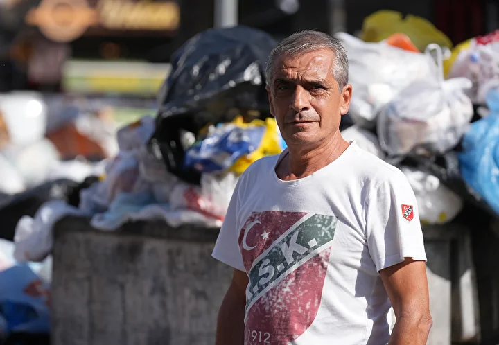 İzmir Karşıyaka'da çöp dağları oluştu, vatandaşlar makûs kokuya reaksiyon gösterdi: İzmir'i fareler bastı, yapamıyorsanız çekin gidin 17 izmir karsiyakada cop daglari olustu vatandaslar mak s kokuya reaksiyon gosterdi izmiri fareler basti yapamiyorsaniz U6ByeCJB