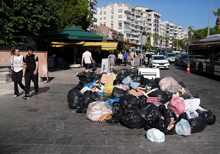 İzmir Karşıyaka'da çöp dağları oluştu, vatandaşlar makûs kokuya reaksiyon gösterdi: İzmir'i fareler bastı, yapamıyorsanız çekin gidin 9 izmir karsiyakada cop daglari olustu vatandaslar mak s kokuya reaksiyon gosterdi izmiri fareler basti yapamiyorsaniz euIjacbw