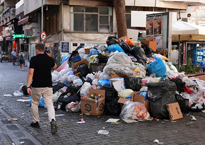İzmir Karşıyaka'da çöp dağları oluştu, vatandaşlar makûs kokuya reaksiyon gösterdi: İzmir'i fareler bastı, yapamıyorsanız çekin gidin 6 izmir karsiyakada cop daglari olustu vatandaslar mak s kokuya reaksiyon gosterdi izmiri fareler basti yapamiyorsaniz k7tw8LhY