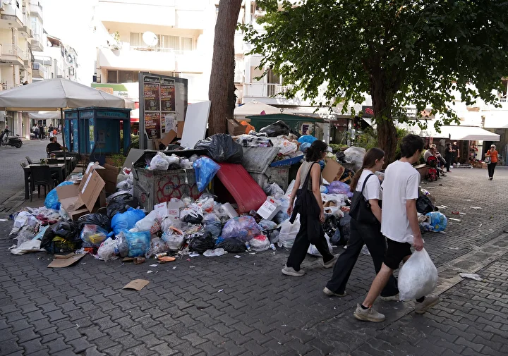 İzmir Karşıyaka'da çöp dağları oluştu, vatandaşlar makûs kokuya reaksiyon gösterdi: İzmir'i fareler bastı, yapamıyorsanız çekin gidin 13 izmir karsiyakada cop daglari olustu vatandaslar mak s kokuya reaksiyon gosterdi izmiri fareler basti yapamiyorsaniz l3TQdmrq