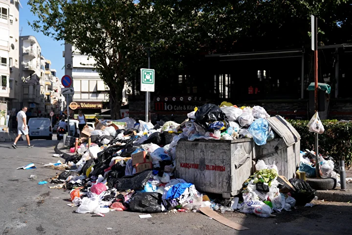 İzmir Karşıyaka'da çöp dağları oluştu, vatandaşlar makûs kokuya reaksiyon gösterdi: İzmir'i fareler bastı, yapamıyorsanız çekin gidin 7 izmir karsiyakada cop daglari olustu vatandaslar mak s kokuya reaksiyon gosterdi izmiri fareler basti yapamiyorsaniz l5hdWVf8